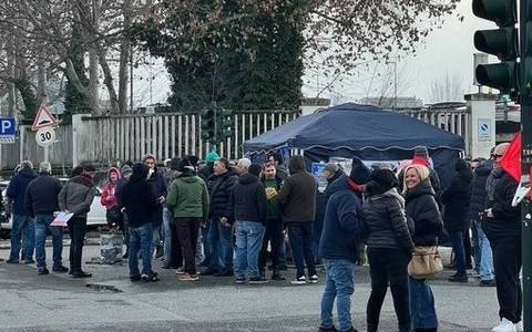 Presidio davanti alla Porta 2 di Mirafiori questa mattina