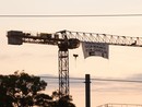 striscione appeso a una gru