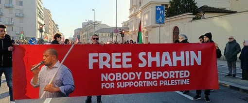 In centinaia marciano per Mohamed Shahin: "un uomo innocente" In centinaia marciano per Mohamed Shahin: "un uomo innocente"