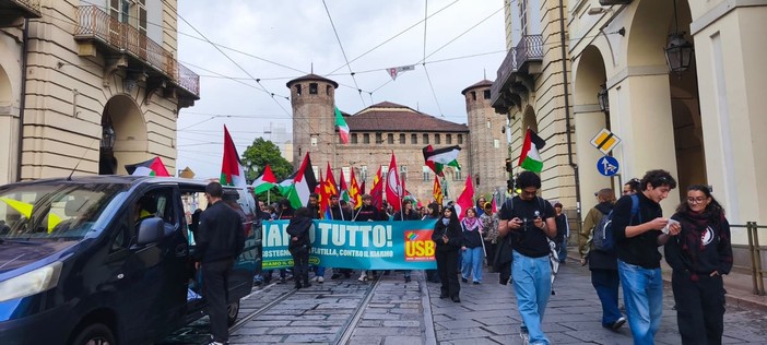 Flotilla abbordata, Torino scende in piazza: "Mobilitazione permanente" Flotilla abbordata, Torino scende in piazza: "Mobilitazione permanente"