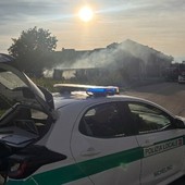 Polizia locale e Vigili del fuoco hanno domato l'incendio a Nichelino Polizia locale e Vigili del fuoco hanno domato l'incendio a Nichelino