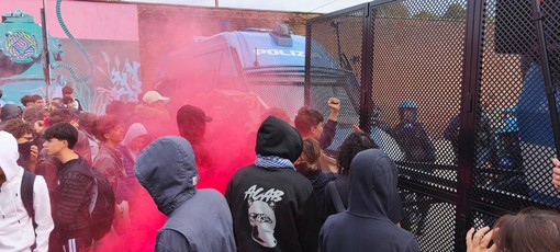 Incidenti e tensioni all'esterno delle Ogr