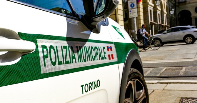 Auto perde il controllo e colpisce tre veicoli, poi finisce contro il dehors di un bar