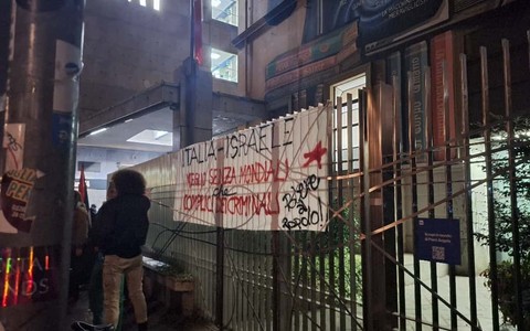 Presidio davanti alla Rai: &quot;Meglio senza Mondiali che complici di criminali&quot;