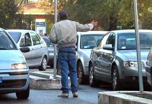Torino, minaccia un automobilista che non vuole pagarlo: parcheggiatore abusivo arrestato per tentata estorsione