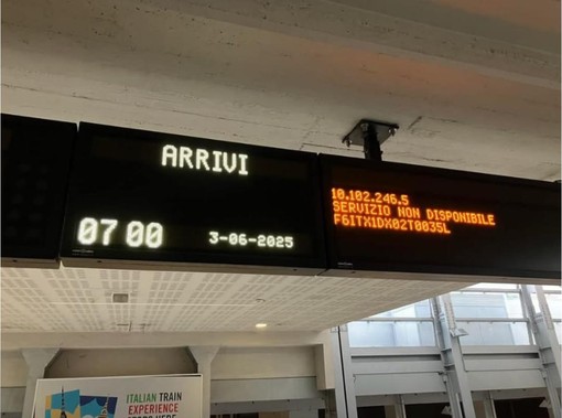 Tabelloni orari fuori uso e biglietteria al buio: disagi a Porta Susa