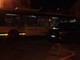 Due autobus bloccati da Suv parcheggiato: dopo mezz'ora di manovre riescono a passare
