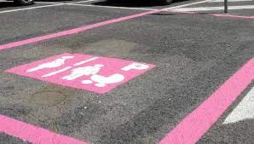 A Torino arrivano gli "stalli rosa", parcheggi gratis per due ore per mamme e neogenitori