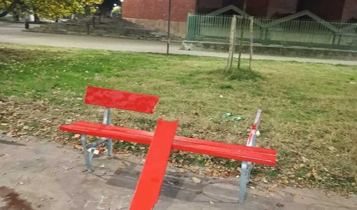 La panchina vandalizzata in piazza Livio Bianco