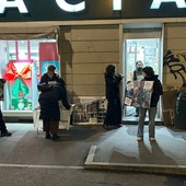 Sit in di protesta di Ultima Generazione di fronte a una farmacia comunale Sit in di protesta di Ultima Generazione di fronte a una farmacia comunale