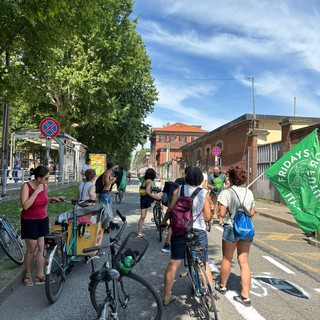 In bici, sfidano il caldo insieme ai cittadini di Vanchiglietta: &quot;Abbiamo bisogno di un sindaco per il clima&quot;