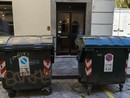 I cassonetti col coperchio rotto attirano le mosche, non il massimo per un negozio di profumi