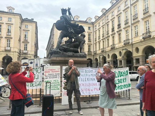 Protesta degli ambientalisti davanti al Comune di Torino