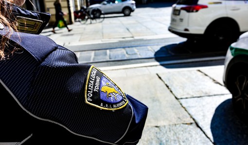 Aggredisce un'operatrice ecologica e un agente della polizia locale: arrestato un trentenne in Aurora