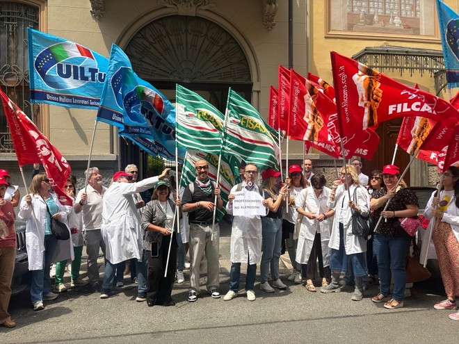 Protesta dei sindacati davanti alla sede di Federfarma