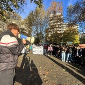 Majorana, studenti in rivolta contro la scuola che cade a pezzi: “Più manutenzione, meno tombe” [FOTO E VIDEO]