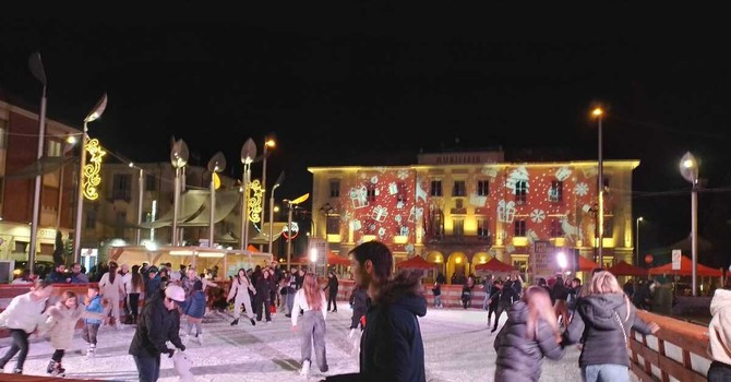 L'inaugurazione della pista di pattinaggio a Nichelino lo scorso 8 dicembre L'inaugurazione della pista di pattinaggio a Nichelino lo scorso 8 dicembre