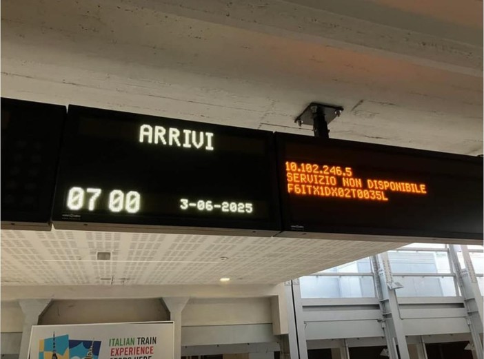 Tabelloni orari fuori uso e biglietteria al buio: disagi a Porta Susa