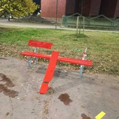 La panchina vandalizzata in piazza Livio Bianco La panchina vandalizzata in piazza Livio Bianco