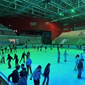 Tutti sul ghiaccio: l'Unione Ciechi al Palavela per provare l'emozione di pattinare