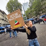 "Nessun generale per nessuna guerra": Vannacci accolto dalle proteste a Torino [VIDEO]