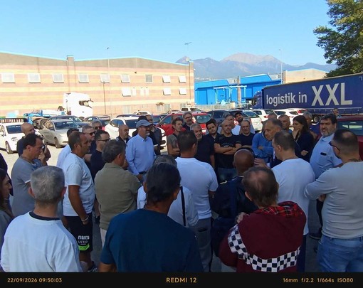 Assemblea dei lavoratori ai cancelli della Primotecs di Avigliana Assemblea dei lavoratori ai cancelli della Primotecs di Avigliana