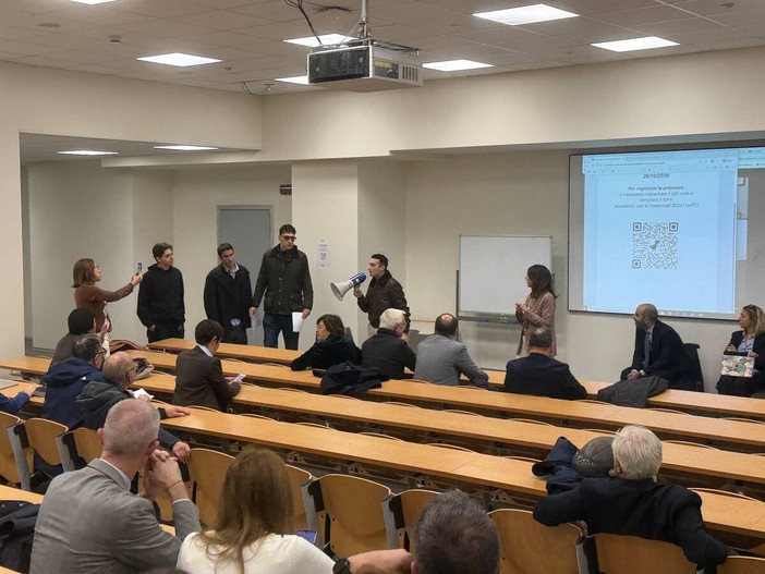 Campus Einaudi occupato, l'incursione del Fuan: "La Direttrice Mastromarino si dimetta"