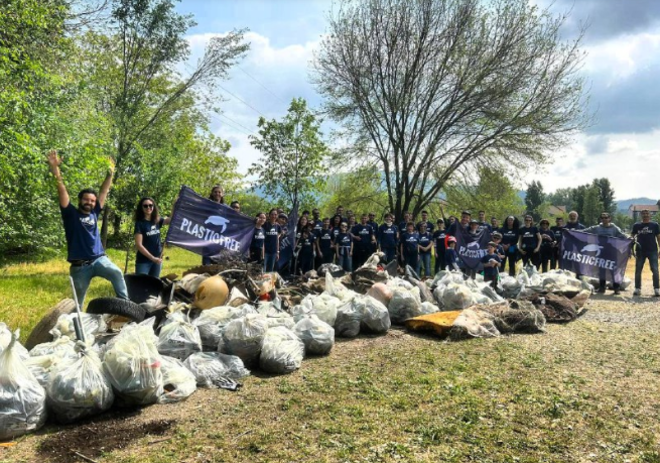 Foto di archivio di volontari di Plastic Free in azione