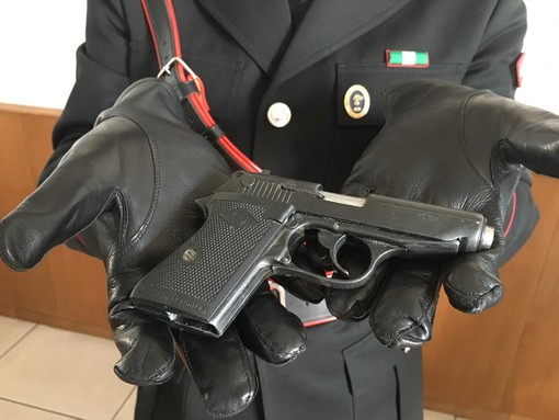 Modificava le pistole ad uso sceniche in vere, arrestato a Torino un artigiano delle armi
