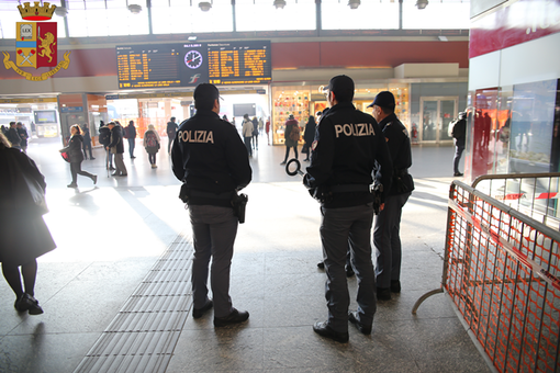 Quasi 5 mila persone controllate e 10 indagati: il bilancio dei controlli della Polizia nelle stazioni e sui treni del Piemonte