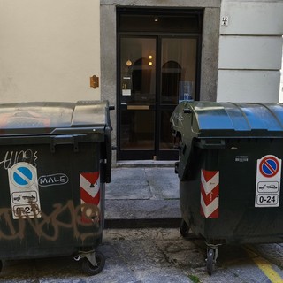 I cassonetti col coperchio rotto attirano le mosche, non il massimo per un negozio di profumi