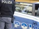 Ventisettenne italiano aggredisce due passanti in strada, poi si barrica in casa e minaccia gli agenti con un coltello