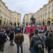 protesta davanti al Comune