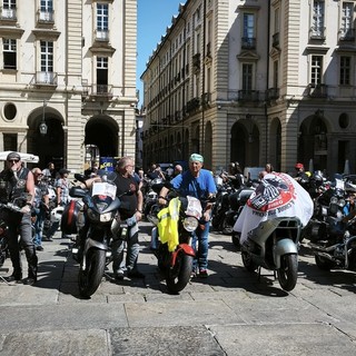 Due ruote in protesta davanti al Comune