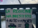 I cartelli di contestazione al Salone dell’Auto I cartelli di contestazione al Salone dell’Auto