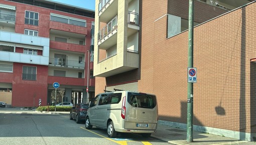 Il parcheggio riservato ai disabili in via Capua
