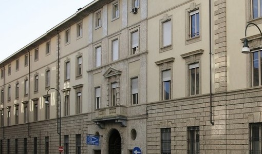 Si presenta con le vittime in Questura per ritirare la querela, la polizia lo arresta per violazione della misura