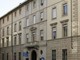 Si presenta con le vittime in Questura per ritirare la querela, la polizia lo arresta per violazione della misura