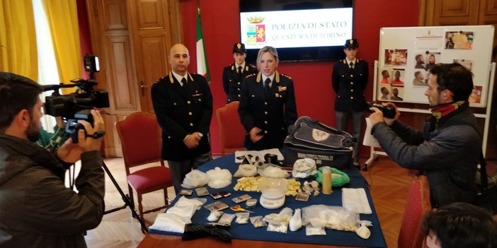 &quot;Stupefacente sorpresa&quot; della Polizia a Torino: droga nascosta e trasportata in borsoni da calcio