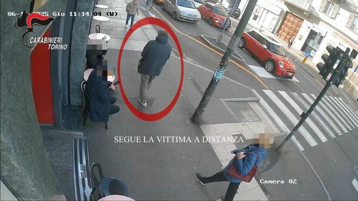 Le immagini precedenti alla rapina compiuta ai danni dell'anziana