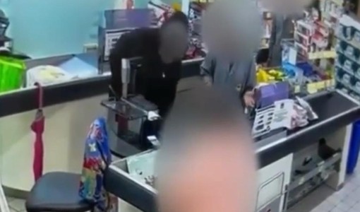 Rapinatore minaccia la cassiera con un paio di forbici: arrestato nel parcheggio del supermercato