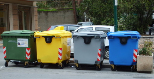 Raccolta rifiuti, colori uguali per i cassonetti della differenziata in Piemonte