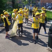I bambini della Nasi aiutano a ripulire Moncalieri dai rifiuti
