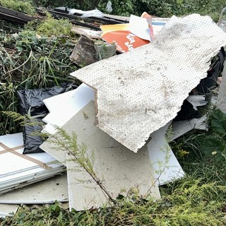 Parco Arrivore trasformato in discarica: cartongesso, rifiuti e un container rovesciato
