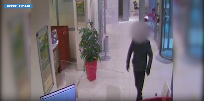 Una scena della rapina ripresa dalle telecamere