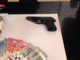 Soldi e una pistola su un tavolo dei carabinieri