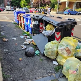 Gli incivili trasformano via Ponchielli in una pattumiera a cielo aperto a Moncalieri