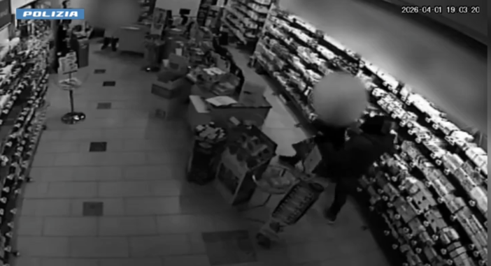 Paura nel centro: con un coltello rapina una farmacia, poi ci riprova. Fermato dalla Polizia