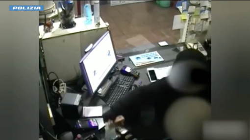 Col volto coperto e un coltello porta via 4.000 euro a un distributore di carburanti: arrestati rapinatore e palo [VIDEO]