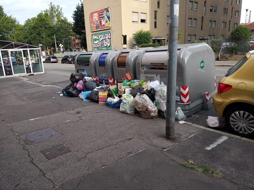 Rifiuti, puzza ed insetti dai bidoni: disagi per un bar e residenti in via Cravero